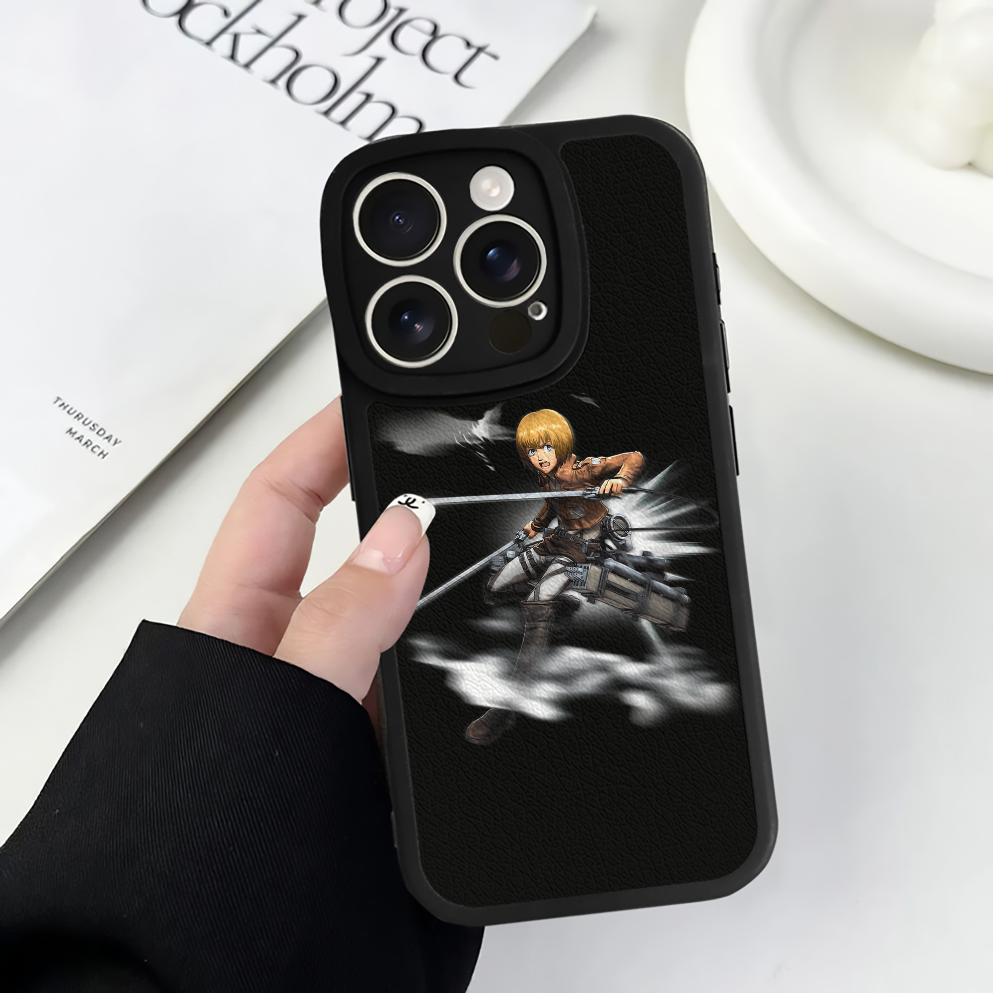 （画像用） 進撃の巨人 アルミン·アルレルト Attack on Titan Armin Arlert 【iPhone 16シリーズ対応】シリコンスマホケース（レザー調） 材質：シリコン